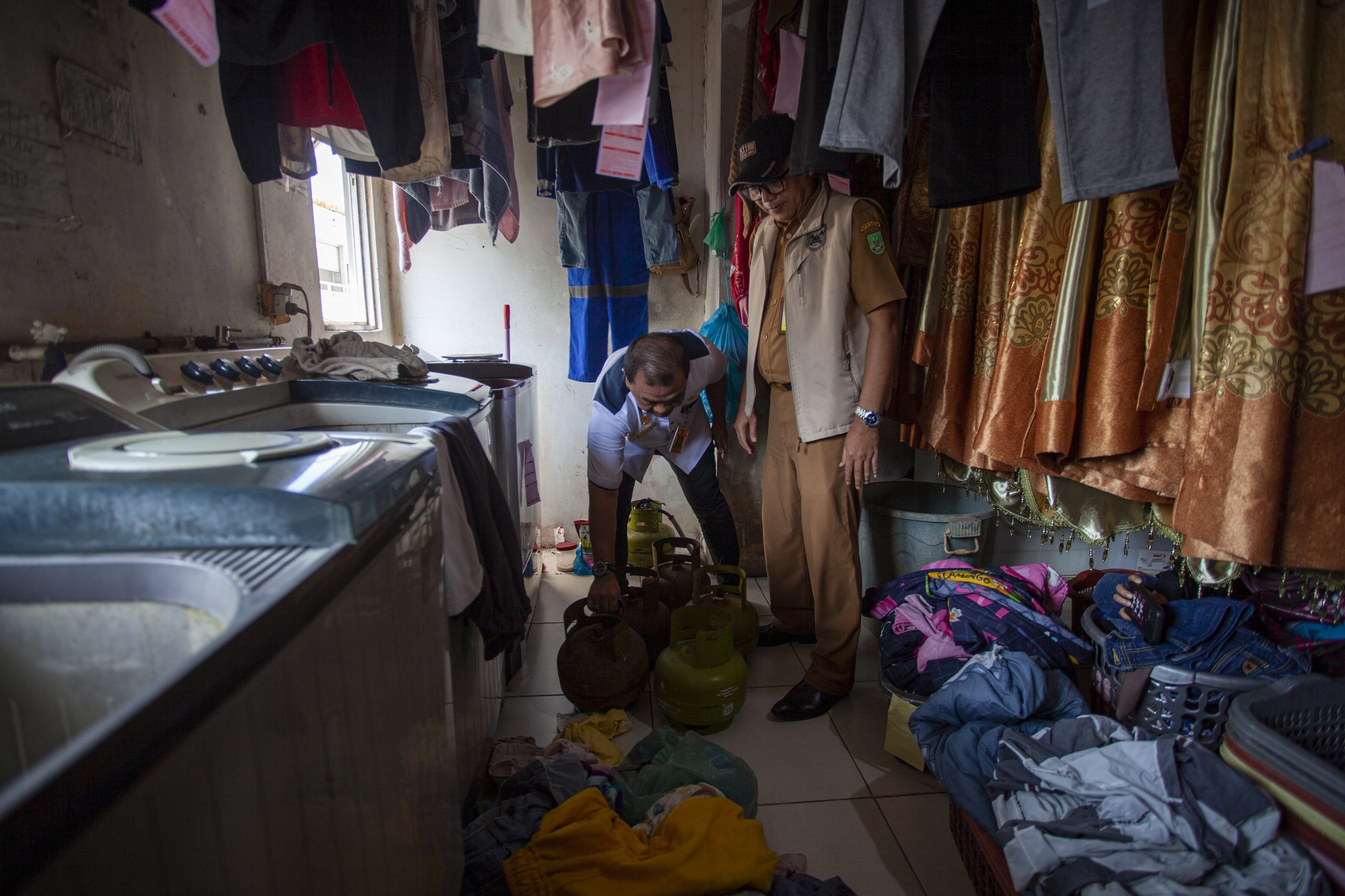 Tim gabungan sidak laundry di Batam gunakan LPG 3 kg bersubsidi