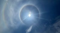 Fenomena halo matahari dengan dua cincin cahaya terlihat jelas di langit Batam pada Senin (25/08/2025) pagi.