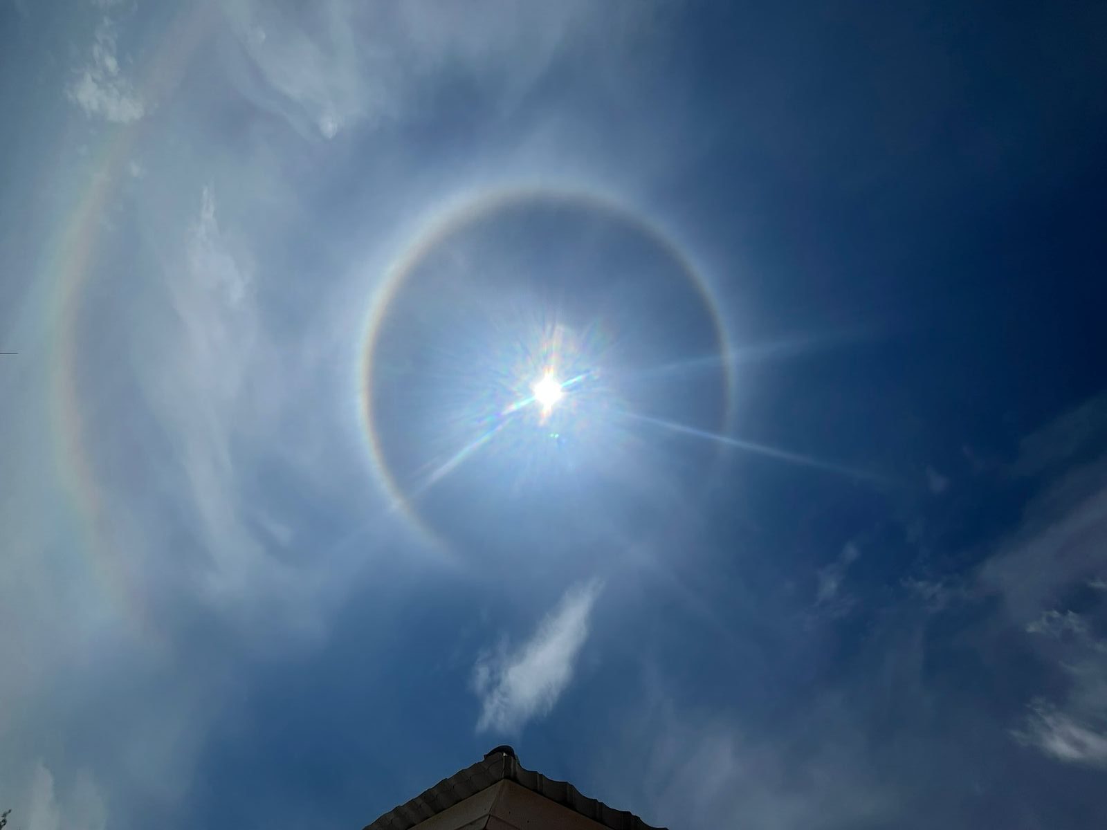 Fenomena halo matahari dengan dua cincin cahaya terlihat jelas di langit Batam pada Senin (25/08/2025) pagi.