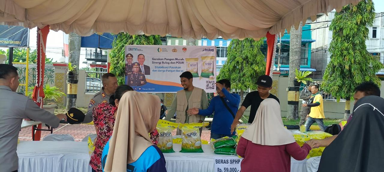 Bulog Batam menyalurkan beras premium dan SPHP ke Kabupaten Karimun untuk menjaga ketersediaan stok dan menstabilkan harga pangan.