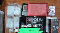 Barang bukti sabu 444 gram dan perlengkapan yang disita polisi dari seorang kurir narkoba di Batam.