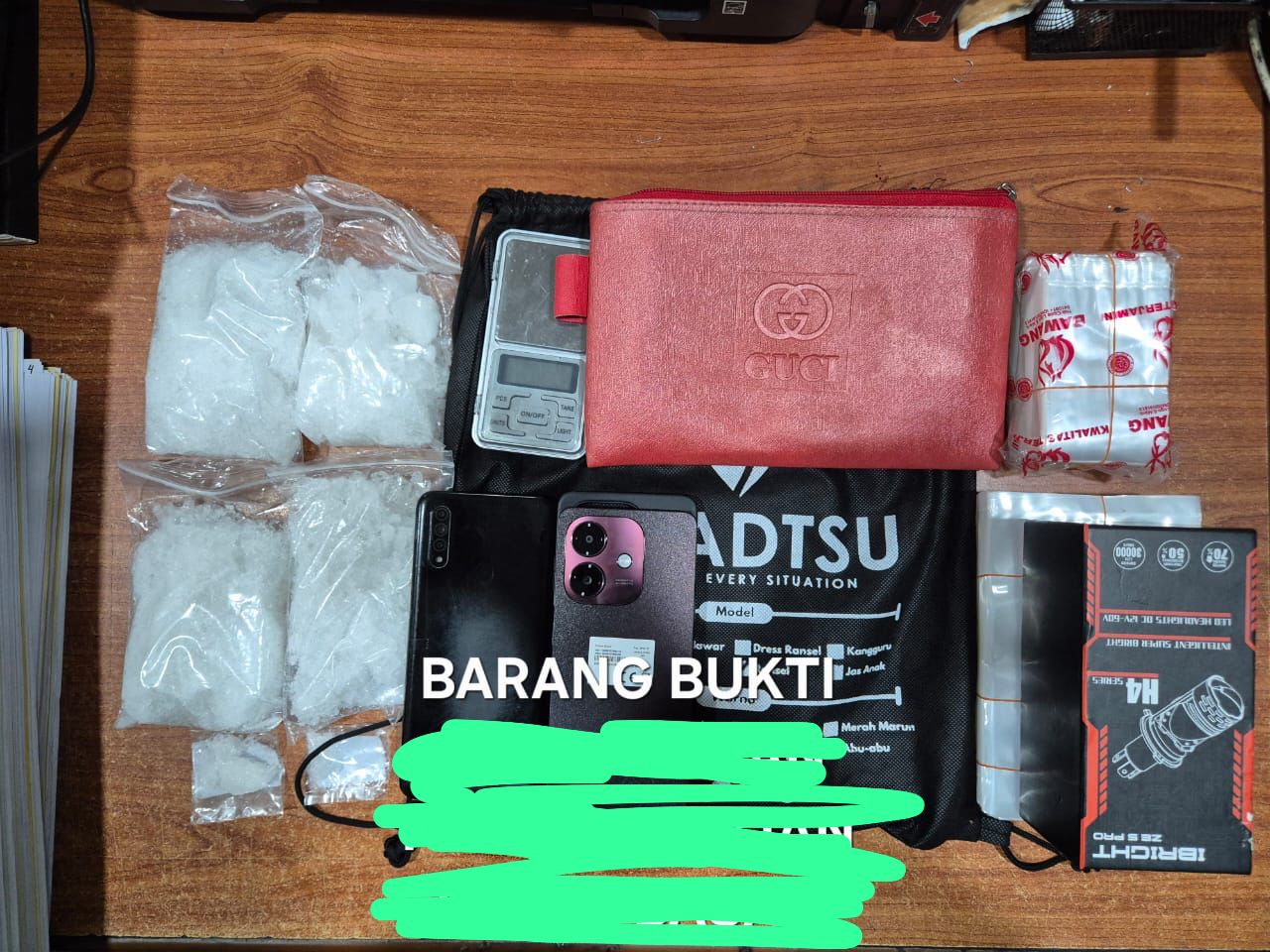 Barang bukti sabu 444 gram dan perlengkapan yang disita polisi dari seorang kurir narkoba di Batam.